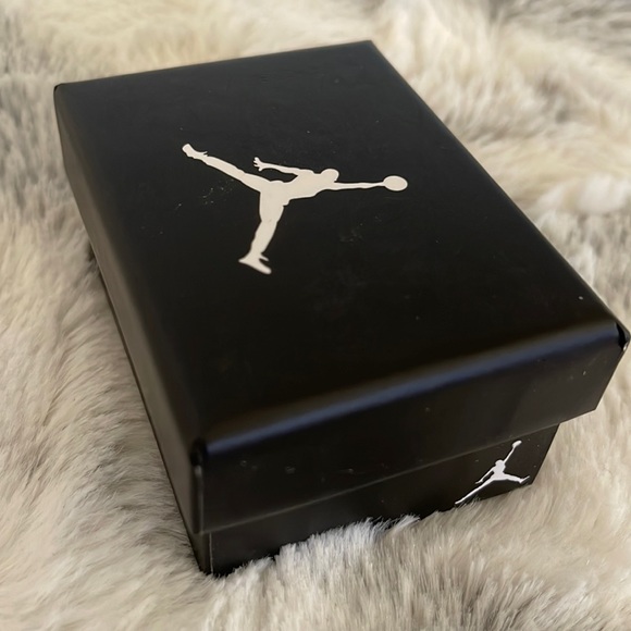 Air Jordan XII Retro “The Glove” Keychain - Picture 8 of 9